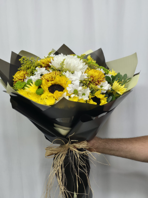  Send Flowers in Yalikavak - Premium Rose & Hydrangea Bouquet